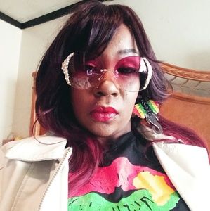 Meet your Posher, Teona